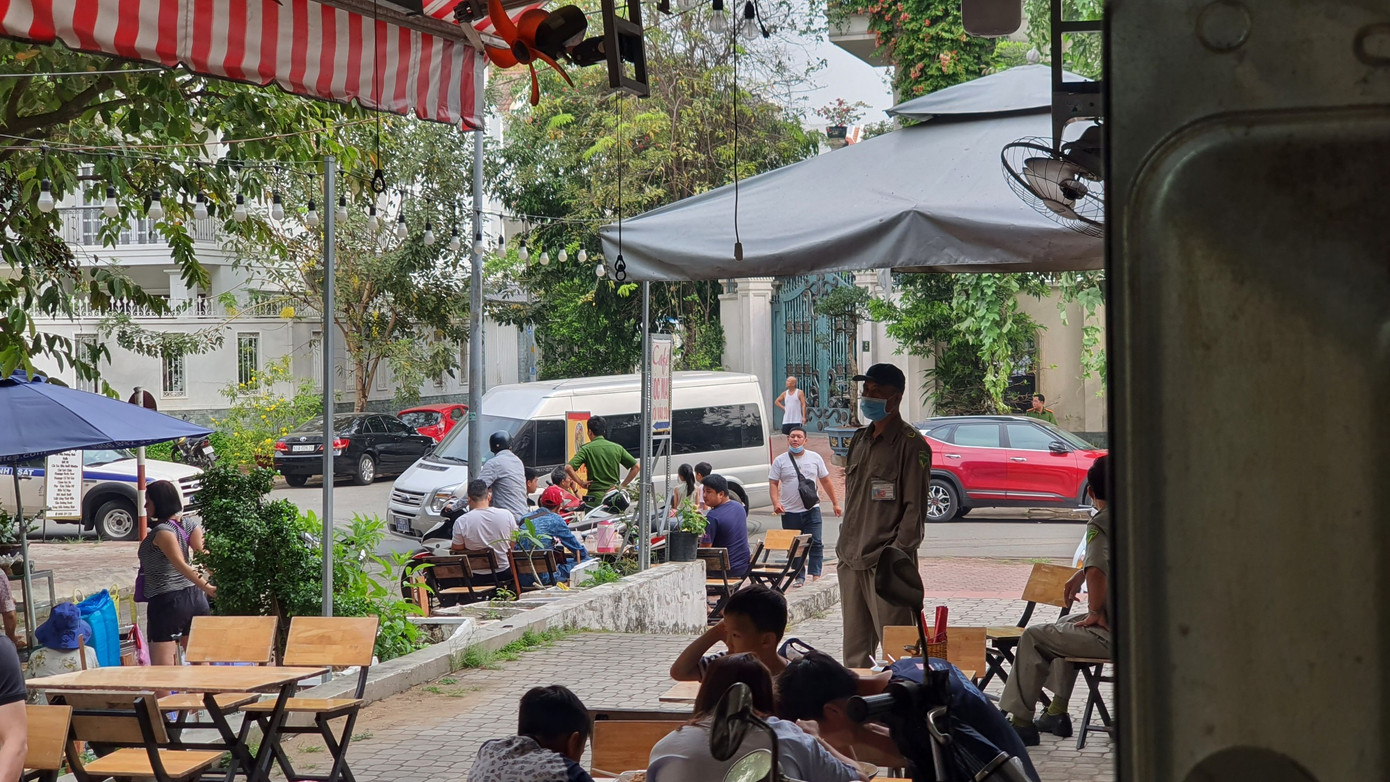 Lực lượng chức năng có mặt bên ngoài nhà riêng của bà Hàn Ni. Ảnh: A.X Lực lượng chức năng có mặt bên ngoài nhà riêng của bà Hàn Ni. Ảnh: A.X