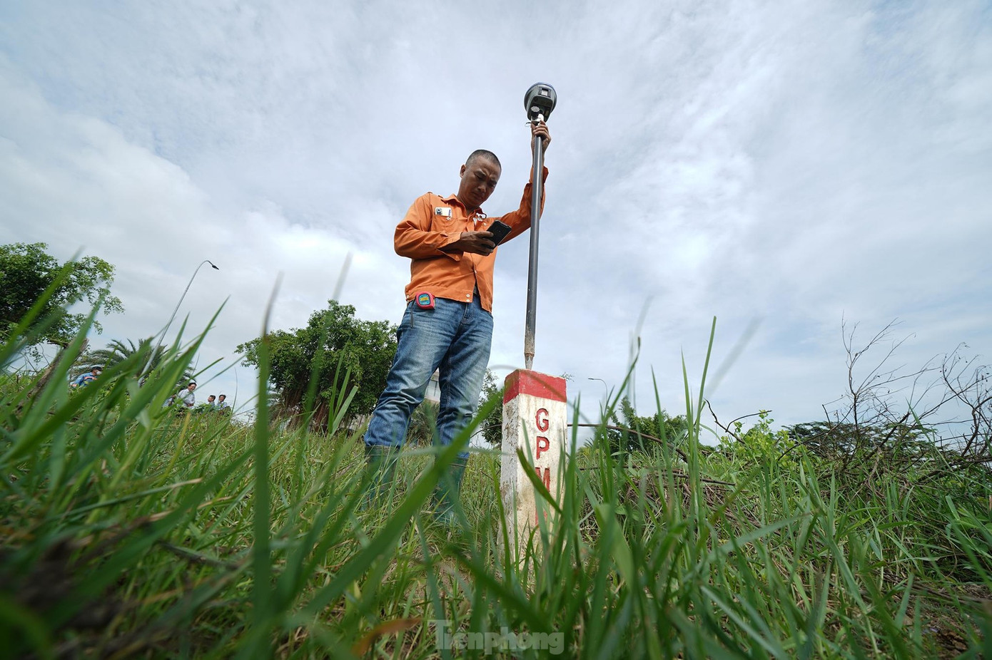 Cắm cọc ranh giới giải phóng mặt bằng dự án đường Vành đai 3 TPHCM. Ảnh: PHẠM NGUYỄN