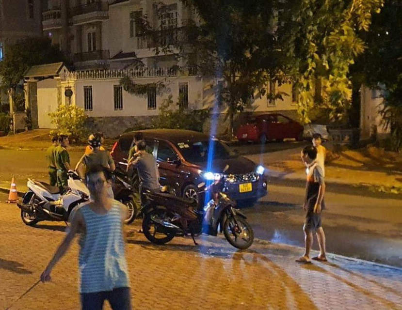 Công an có mặt trước nhà bà Đặng Thị Hàn Ni tại quận 7 (TPHCM). Ảnh: M.H Công an có mặt trước nhà bà Đặng Thị Hàn Ni tại quận 7 (TPHCM). Ảnh: M.H