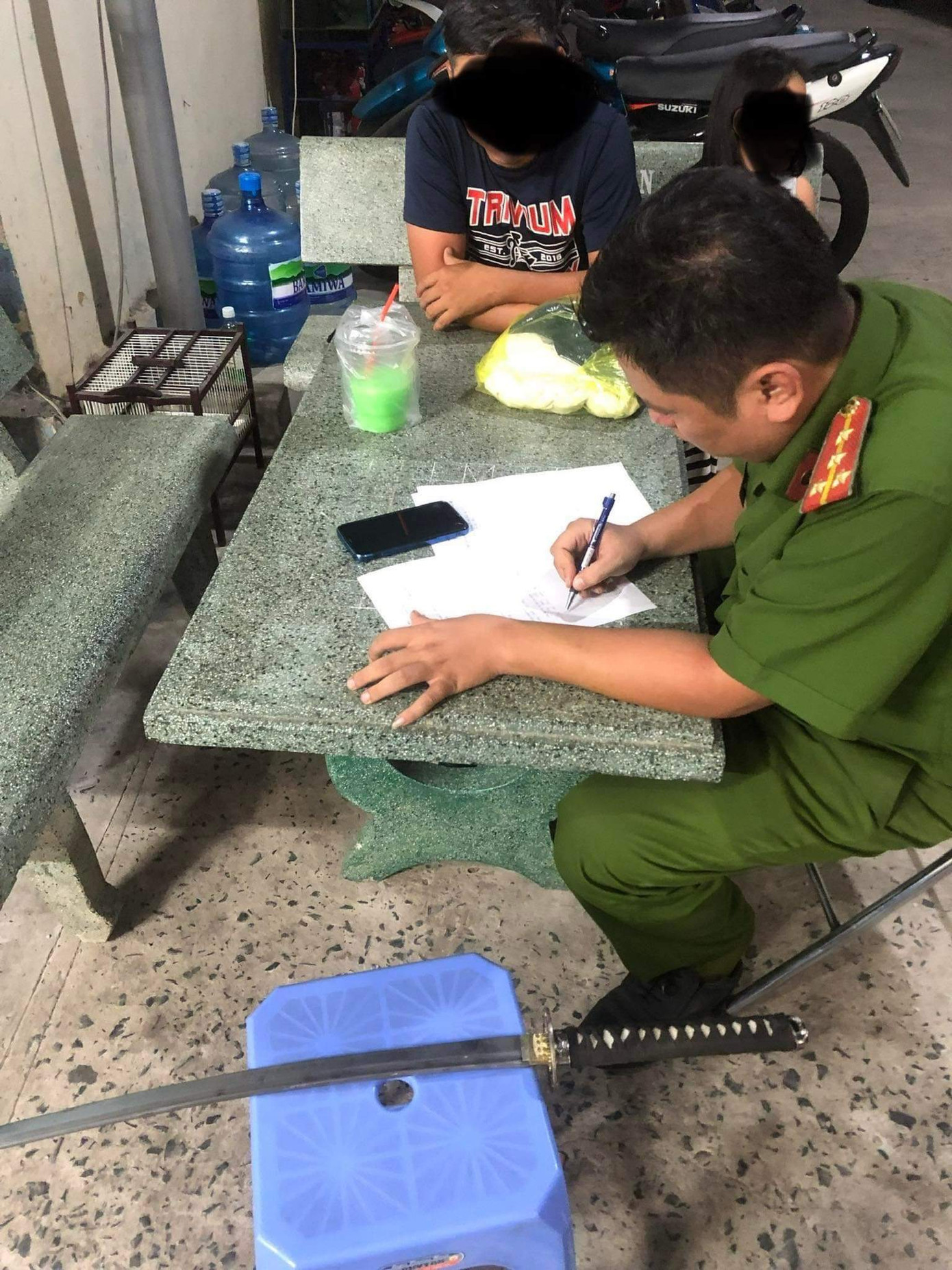 Công an thu giữ hung khí và làm việc với người có liên quan trong vụ ẩu đả. Ảnh: CTV