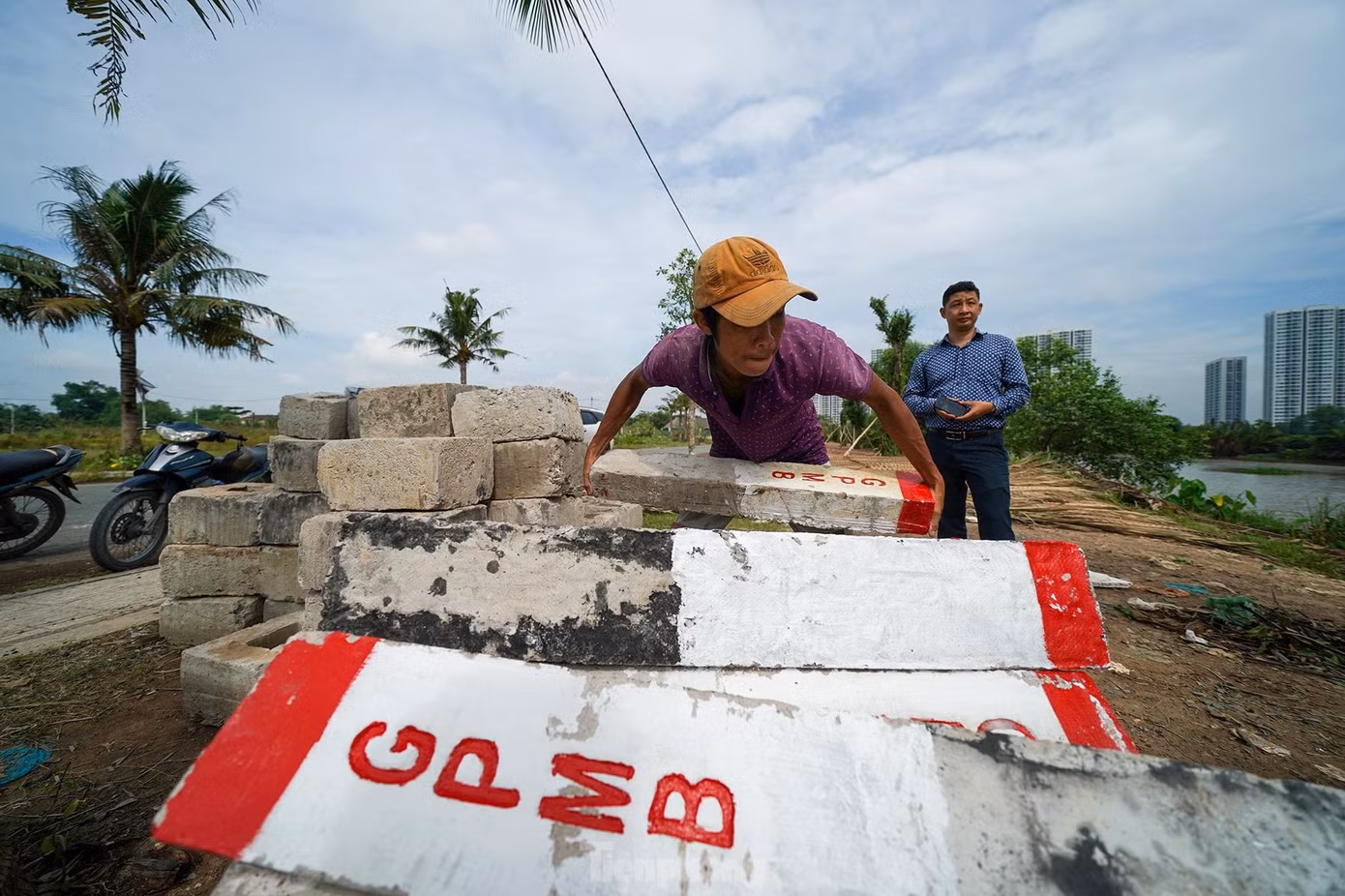 Ban Giao thông kiến nghị UBND TPHCM thành lập Tổ công tác rà soát, điều phối nguồn vật liệu xây dựng cung cấp cho dự án vành đai 3; đồng thời, sớm hoàn thiện khu tái định cư để bố trí cho người dân thuộc diện ảnh hưởng bởi dự án. Ảnh minh họa: PHẠM NGUYỄN
