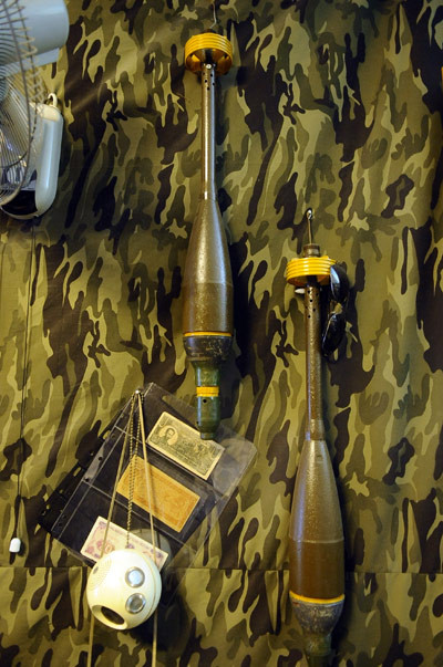 Sau khi quán mở cửa một thời gian, nhiều người tình nguyện mang đến tặng lại các đồ vật thời chiến khiến cho các đồ vật trưng bày ở đây ngày càng phong phú