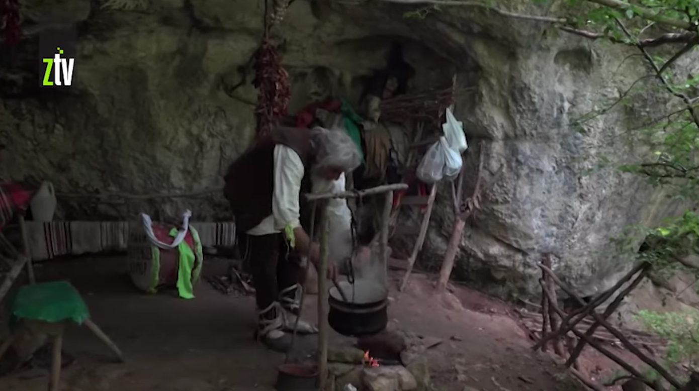 Ông Petrovic sống trong một hang động đơn sơ ngoài thị trấn. Ảnh chụp màn hình Ông Petrovic sống trong một hang động đơn sơ ngoài thị trấn. Ảnh chụp màn hình