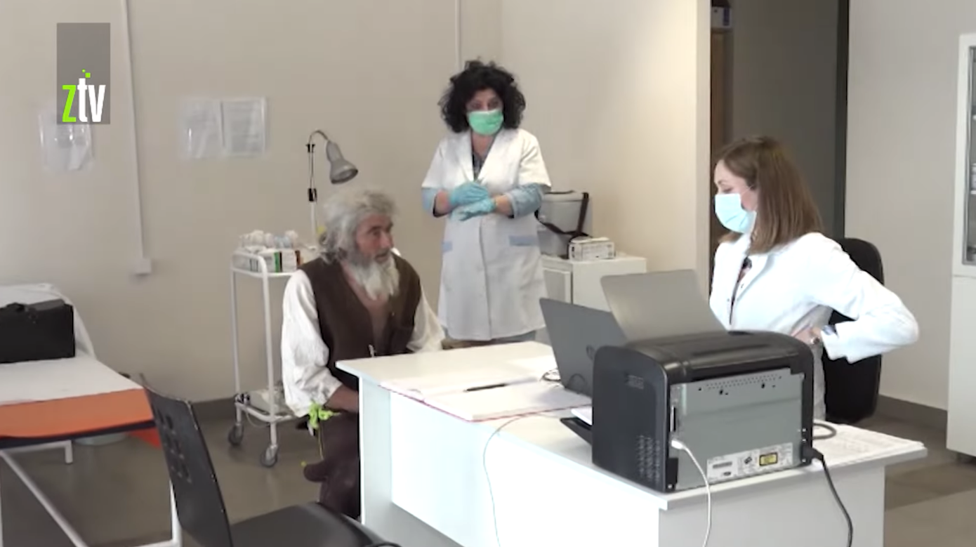 Ông Petrovic khuyên mọi người nên đi tiêm vắc xin đủ liều để ngăn ngừa COVID-19. Ảnh chụp màn hình Ông Petrovic khuyên mọi người nên đi tiêm vắc xin đủ liều để ngăn ngừa COVID-19. Ảnh chụp màn hình