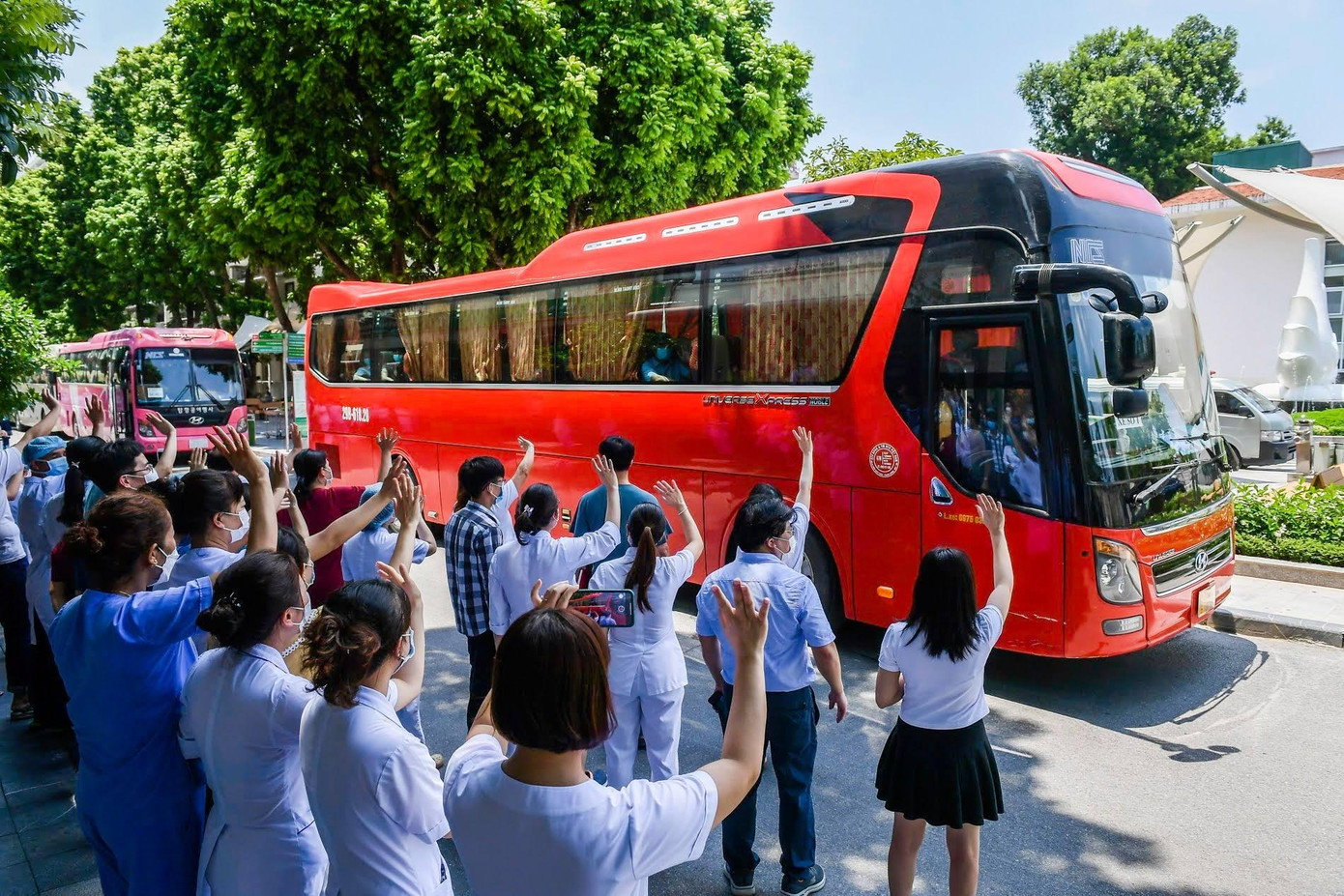 Lãnh đạo bệnh viện cũng nhấn mạnh, quan trọng nhất là đoàn công tác phải bảo vệ chính mình trong quá trình chăm sóc bệnh nhân COVID-19. Điều kiện tiên quyết và sống còn là phải đảm bảo an toàn cho từng cá nhân.