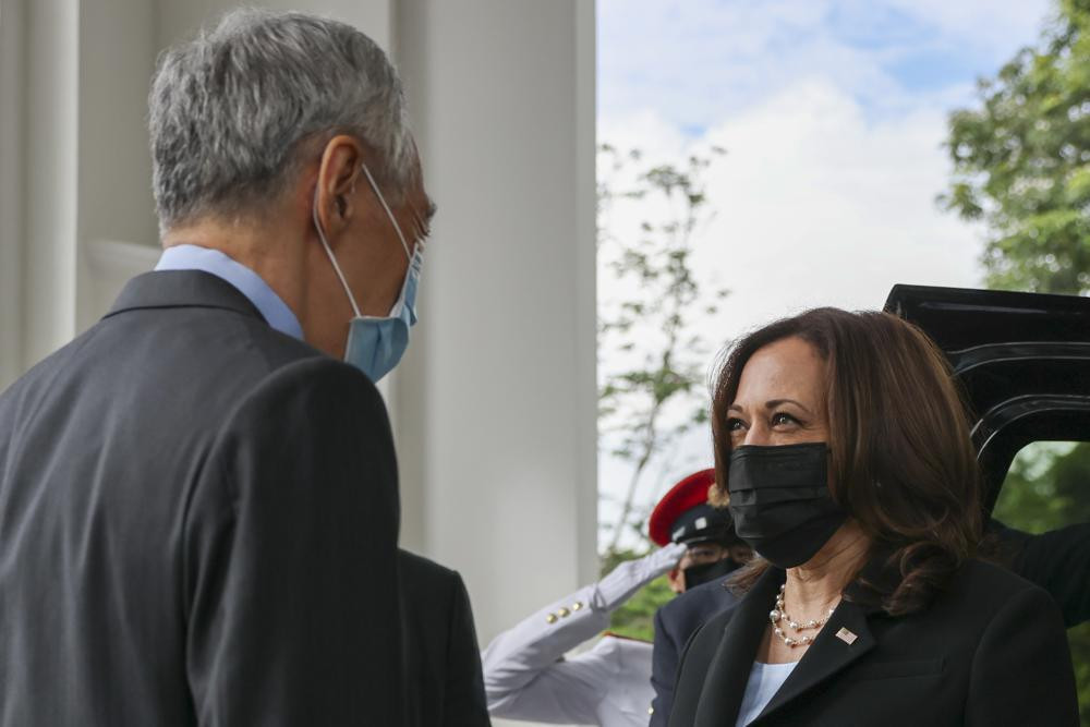 Bà Kamala Harris đến lễ đón chính thức tại Dinh Tổng thống Istana. Ảnh: AP Bà Kamala Harris đến lễ đón chính thức tại Dinh Tổng thống Istana. Ảnh: AP