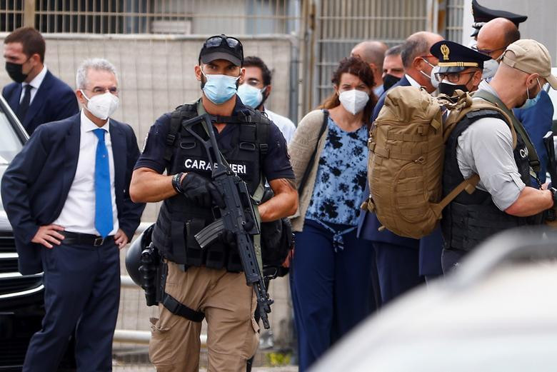 Lực lượng an ninh hộ tống những người vừa sơ tán từ Kabul đến sân bay Fiumicino.