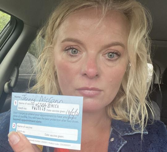 Jenny McCann - em gái sinh đôi của John đã tiêm ngừa COVID-19. Ảnh: Metro Jenny McCann - em gái sinh đôi của John đã tiêm ngừa COVID-19. Ảnh: Metro