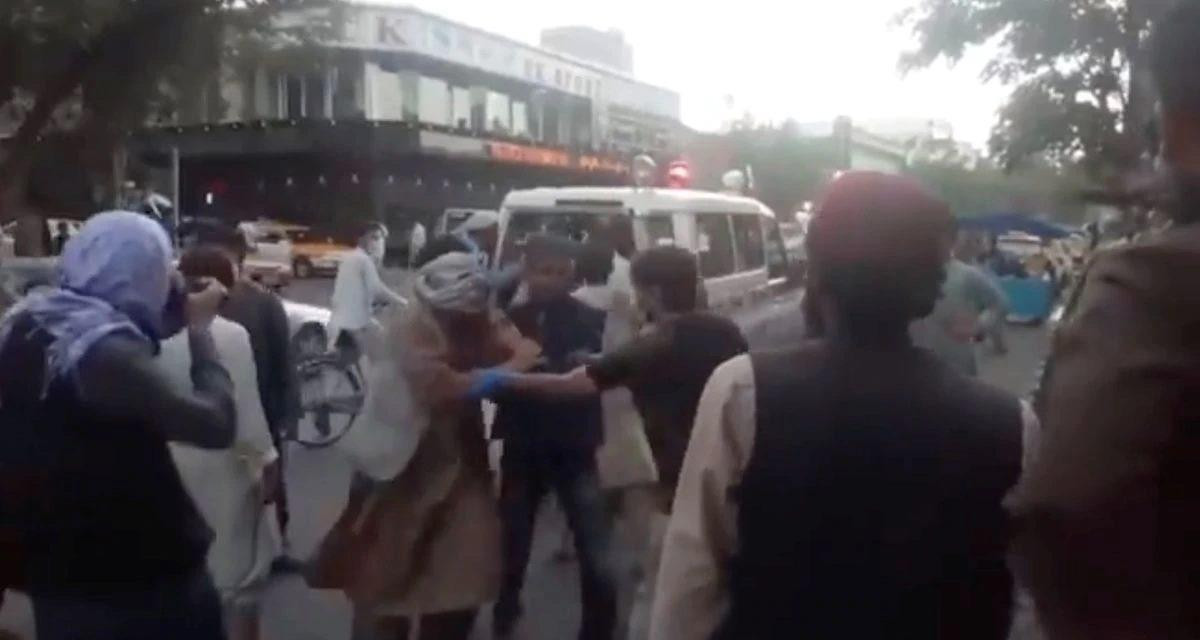 Người bị thương được đưa đi cấp cứu. Ảnh: Reuters