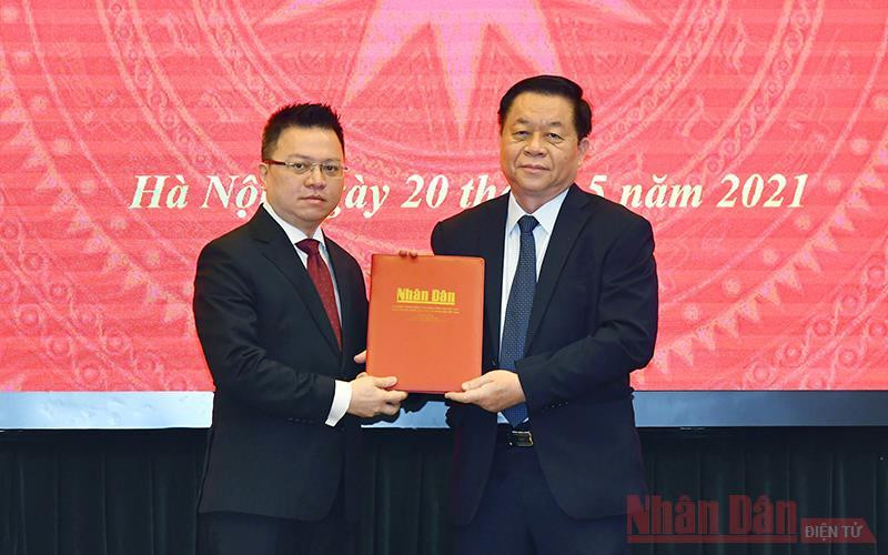 Trưởng Ban Tuyên giáo Trung ương Nguyễn Trọng Nghĩa trao Quyết định của Bộ Chính trị phân công đồng chí Lê Quốc Minh giữ chức vụ Tổng Biên tập Báo Nhân Dân. (Ảnh: Duy Linh)