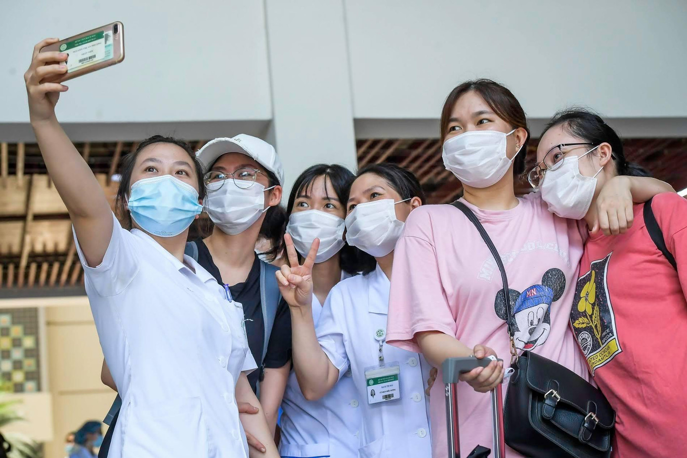 Bên cạnh đó, 3 xe X-Quang di động từng theo Bạch Mai chống dịch các nơi đã vào TP. Hồ Chí Minh để đảm bảo việc di chuyển bệnh nhân và lắp đặt máy móc sao cho hiệu quả nhất.