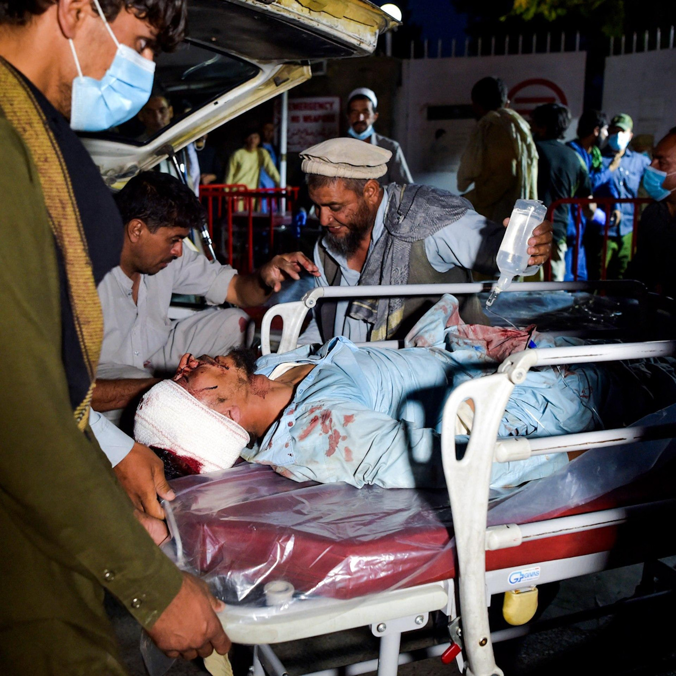 Người bị thương trong vụ đánh bom ở Kabul được đưa đi cấp cứu. Ảnh: CGTN