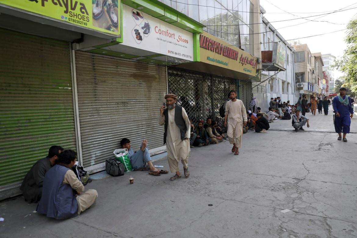 Vạ vật chờ rút tiền trước cửa ngân hàng. Ảnh: AP Vạ vật chờ rút tiền trước cửa ngân hàng. Ảnh: AP