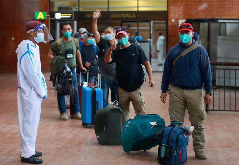 Những người đàn ông Nepal vui mừng sau khi được sơ tán khỏi Afghanistan. Ảnh chụp tại sân bay quốc tế Tribhuvan, ở Kathmandu (Nepal).