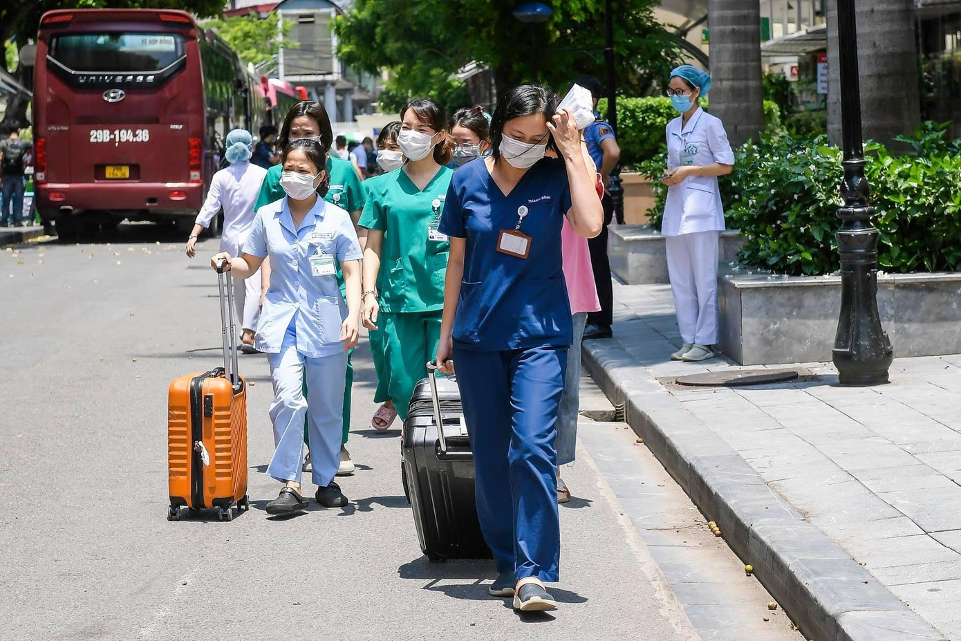 Toàn bộ trang thiết bị từ bệnh viện tâm thần Bắc Giang - nơi trước đó dùng để điều trị bệnh nhân COVID-19 - với hơn 100 giường điều trị tích cực đã lên đường từ 6h sáng Chủ nhật ngày 1/8, dự kiến tối 2/8 sẽ vào đến nơi và triển khai lắp đặt ngay.