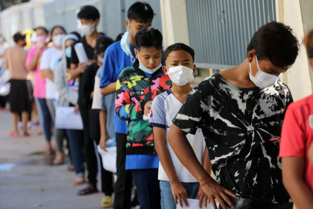 Campuchia ngày đầu triển khai tiêm vắc xin cho đối tượng 12-17 tuổi. Ảnh: Khmer Times Campuchia ngày đầu triển khai tiêm vắc xin cho đối tượng 12-17 tuổi. Ảnh: Khmer Times