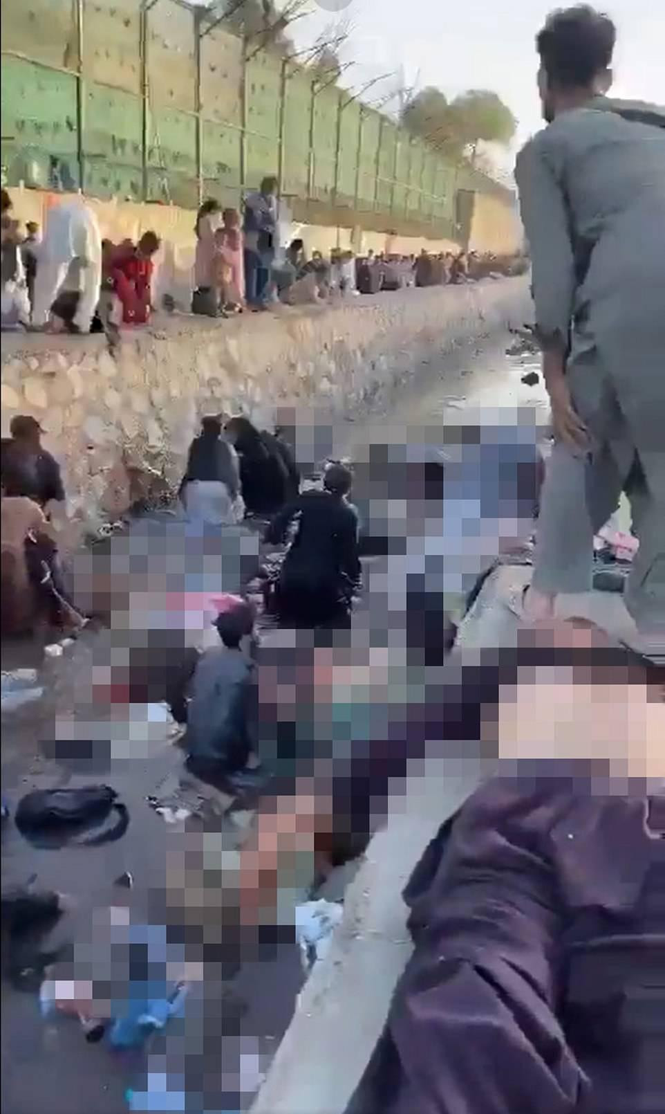 Thi thể nằm la liệt tại hiện trường. Ảnh: Daily Mail