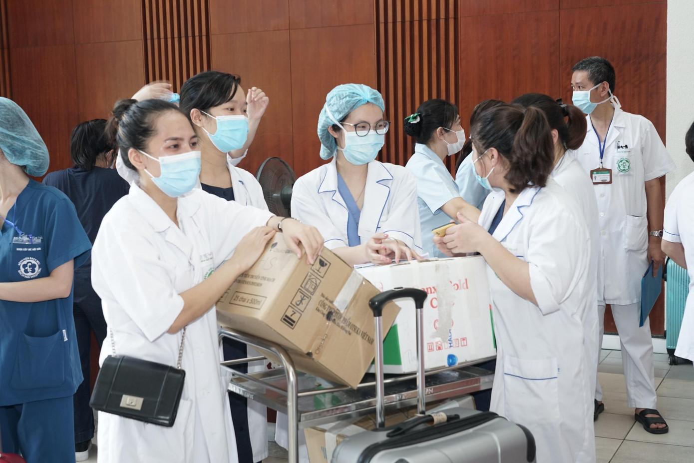 GS.TS. Nguyễn Quang Tuấn, Giám đốc Bệnh viện Bạch Mai cho biết, bệnh viện dã chiến số 16 có qui mô 3.000 giường. Trong đó, Bệnh viện Bạch Mai sẽ tập trung hỗ trợ chuyên môn cho 500 giường hồi sức tích cực, điều trị cho 500 bệnh nhân nặng và thở máy.