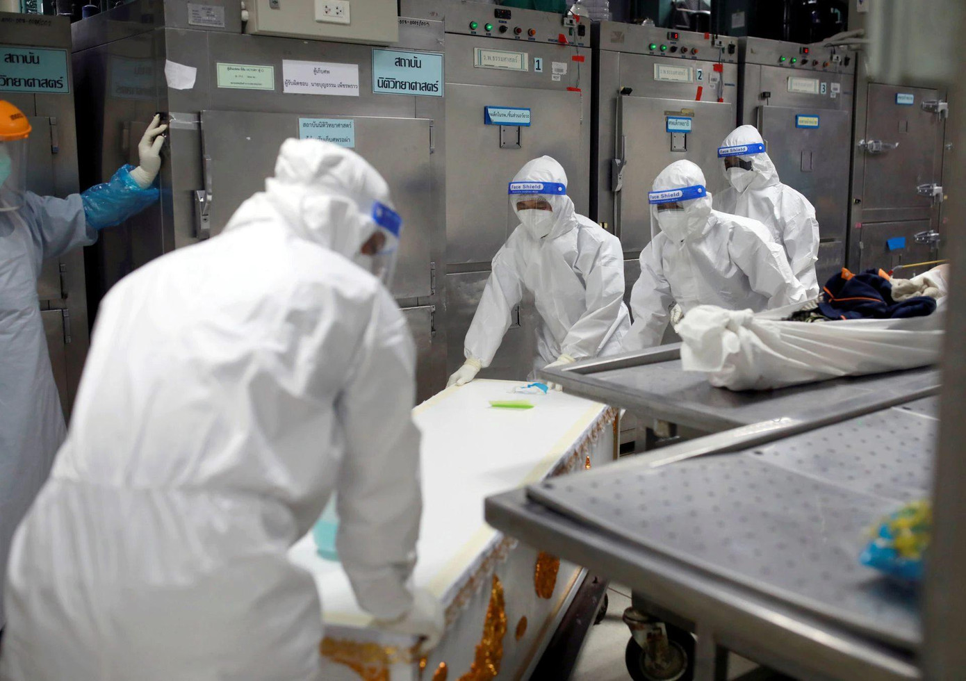 Nhà xác bệnh viện không đủ chỗ chứa thi thể vì số ca tử vong tăng mạnh. Ảnh: Reuters Nhà xác bệnh viện không đủ chỗ chứa thi thể vì số ca tử vong tăng mạnh. Ảnh: Reuters