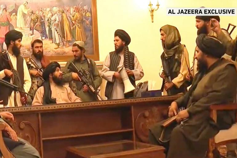 Các lãnh đạo Taliban trong Dinh Tổng thống. Ảnh: Al Jazeera