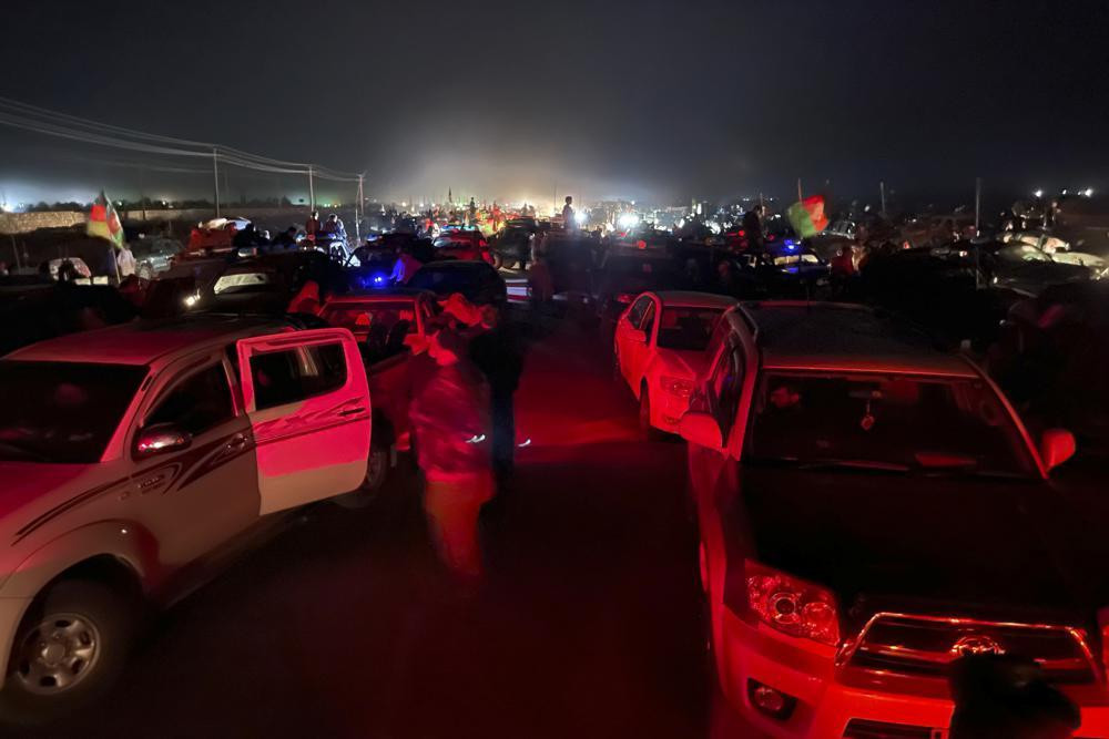 Các quan chức và lực lượng chính phủ tháo chạy khỏi Kandahar. Ảnh: AP Các quan chức và lực lượng chính phủ tháo chạy khỏi Kandahar. Ảnh: AP