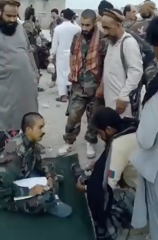 Hình ảnh được cho là một chỉ huy quân đội Afghanistan bàn giao lực lượng cho Taliban. Ảnh chụp màn hình Hình ảnh được cho là một chỉ huy quân đội Afghanistan bàn giao lực lượng cho Taliban. Ảnh chụp màn hình