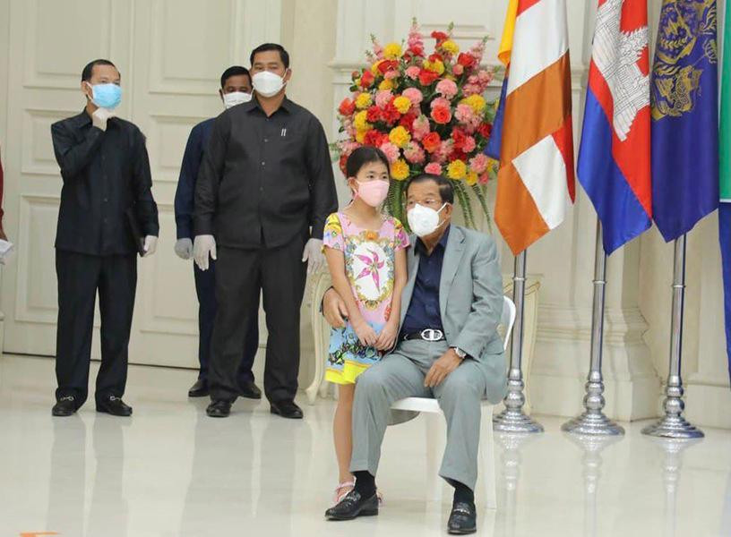 Nhóm đầu tiên tiêm vắc xin ngày 1/8 là con cháu các quan chức cấp cao. Ảnh: Khmer Times Nhóm đầu tiên tiêm vắc xin ngày 1/8 là con cháu các quan chức cấp cao. Ảnh: Khmer Times