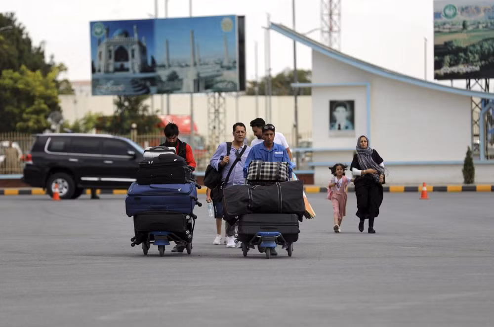 Người dân tìm mọi cách để đến được sân bay Kabul. Ảnh: AP Người dân tìm mọi cách để đến được sân bay Kabul. Ảnh: AP