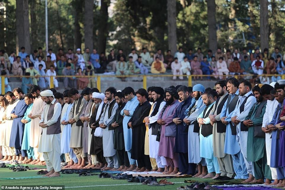 Cầu nguyện giữa trận đấu. Ảnh: Getty Cầu nguyện giữa trận đấu. Ảnh: Getty