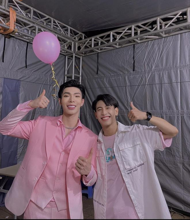 Đình Hiển trong một show diễn cùng Erik. Ảnh: NVCC.