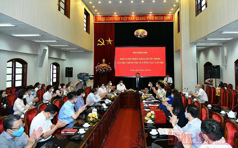 Sáng 20/5, đồng chí Nguyễn Trọng Nghĩa, Bí thư Trung ương Đảng, Trưởng Ban Tuyên giáo Trung ương chủ trì Hội nghị triển khai Quyết định của Bộ Chính trị về công tác cán bộ tại Báo Nhân Dân. (Ảnh: Duy Linh)