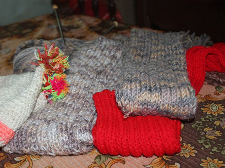 Mỹ Hòa viết chữ đẹp lại còn biết thêu khăn