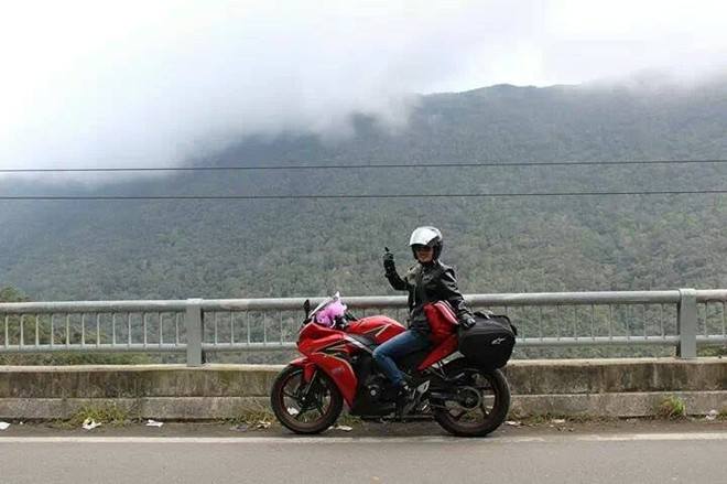 Nữ biker cùng "chiến mã" trong chuyến đi Nha Trang. . Nữ biker cùng