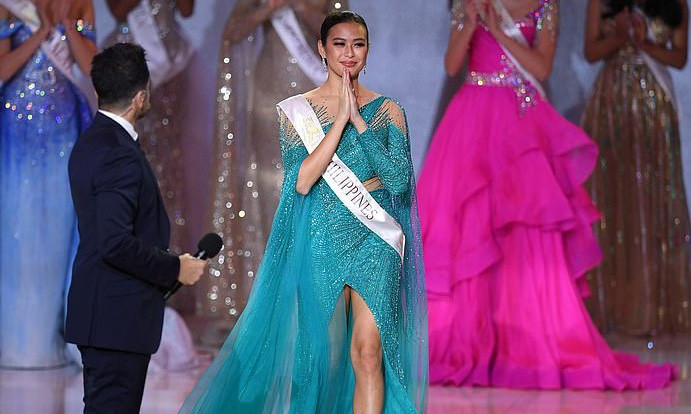 Đại diện Philippines - Michelle Dee được xem là đối thủ đáng gờm với lịch sử thi sắc đẹp dày đặc. Cô từng giành giải Miss World Philippines 2019 và đại diện quốc gia tham dự Hoa hậu Thế giới 2019, vào top 12. Người đẹp sau đó giành danh hiệu Miss Universe Philippines Tourism - Hoa hậu Hoàn vũ Du lịch Philippines 2022.