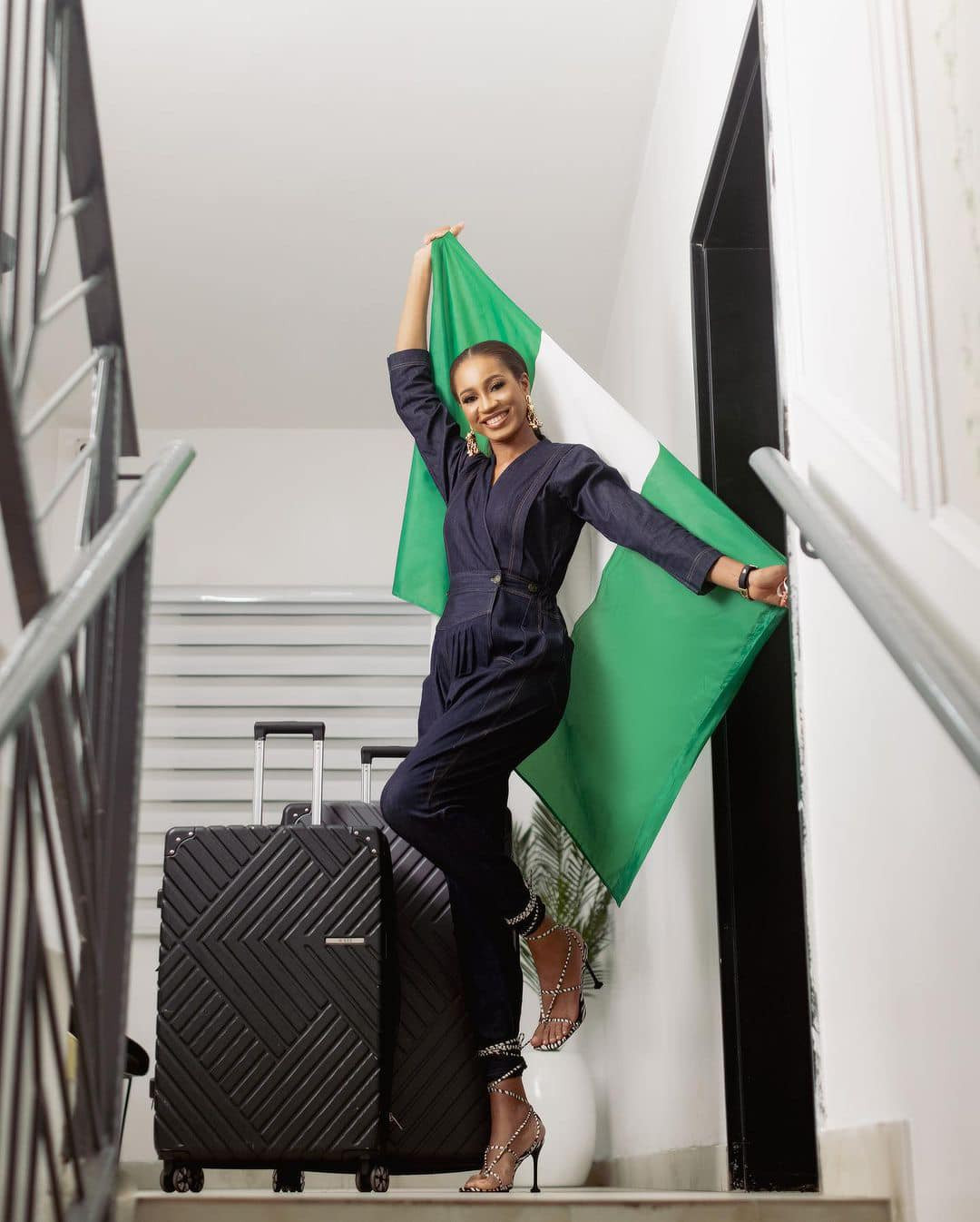 Đại diện Nigeria - Mitchel Ihezue diện trang phục kín đáo khi ra sân bay.