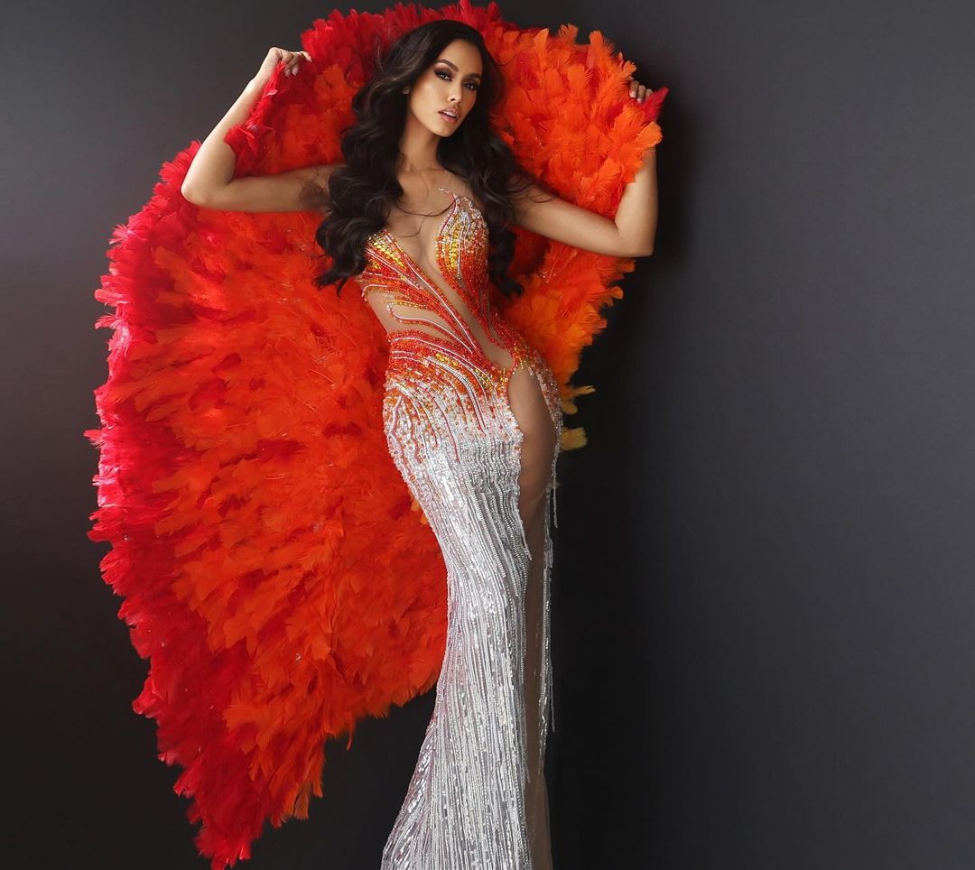 Người đẹp Peru sinh năm 1998, có chiều cao 1,77 m và nhan sắc cá tính, nóng bỏng đậm chất Latinh. Điểm mạnh của cô là thân hình bốc lửa và kỹ năng trình diễn ấn tượng đã được tôi luyện qua nhiều cuộc thi nhan sắc trong nước và quốc tế.