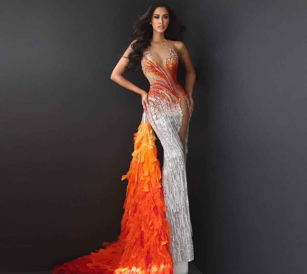 Người đẹp Peru sinh năm 1998, có chiều cao 1,77 m và nhan sắc cá tính, nóng bỏng đậm chất Latinh. Điểm mạnh của cô là thân hình bốc lửa và kỹ năng trình diễn ấn tượng đã được tôi luyện qua nhiều cuộc thi nhan sắc trong nước và quốc tế.