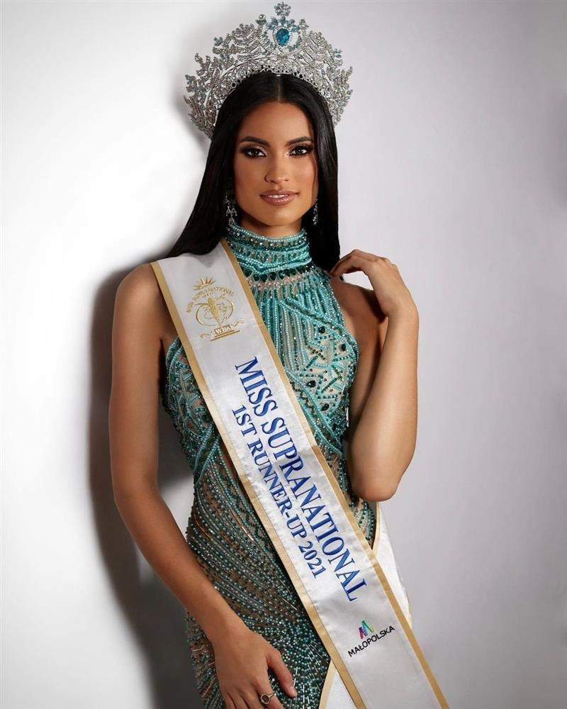 Đại diện Puerto Rico - Karla Guilfú được đánh giá là ứng viên sáng giá ở cuộc thi năm nay. Cô từng giành ngôi Á hậu 1 tại Hoa hậu Siêu quốc gia 2021 cùng giải thưởng phụ Người đẹp thanh lịch. Trước đó, cô tham dự cuộc thi Miss Teen Mundial 2018 và vào top 12.
