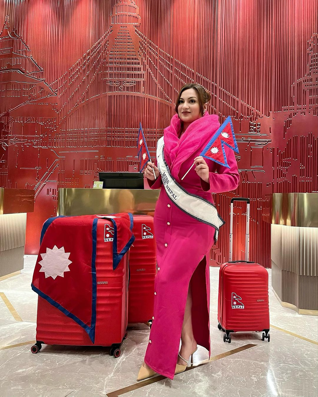 Người đẹp Jane Dipika Garrett - đại diện Nepal diện trang phục tông màu hồng nổi bật ra sân bay. Jane Dipika gây chú ý khi là người đẹp ngoại cỡ đầu tiên giành được danh hiệu quốc gia.