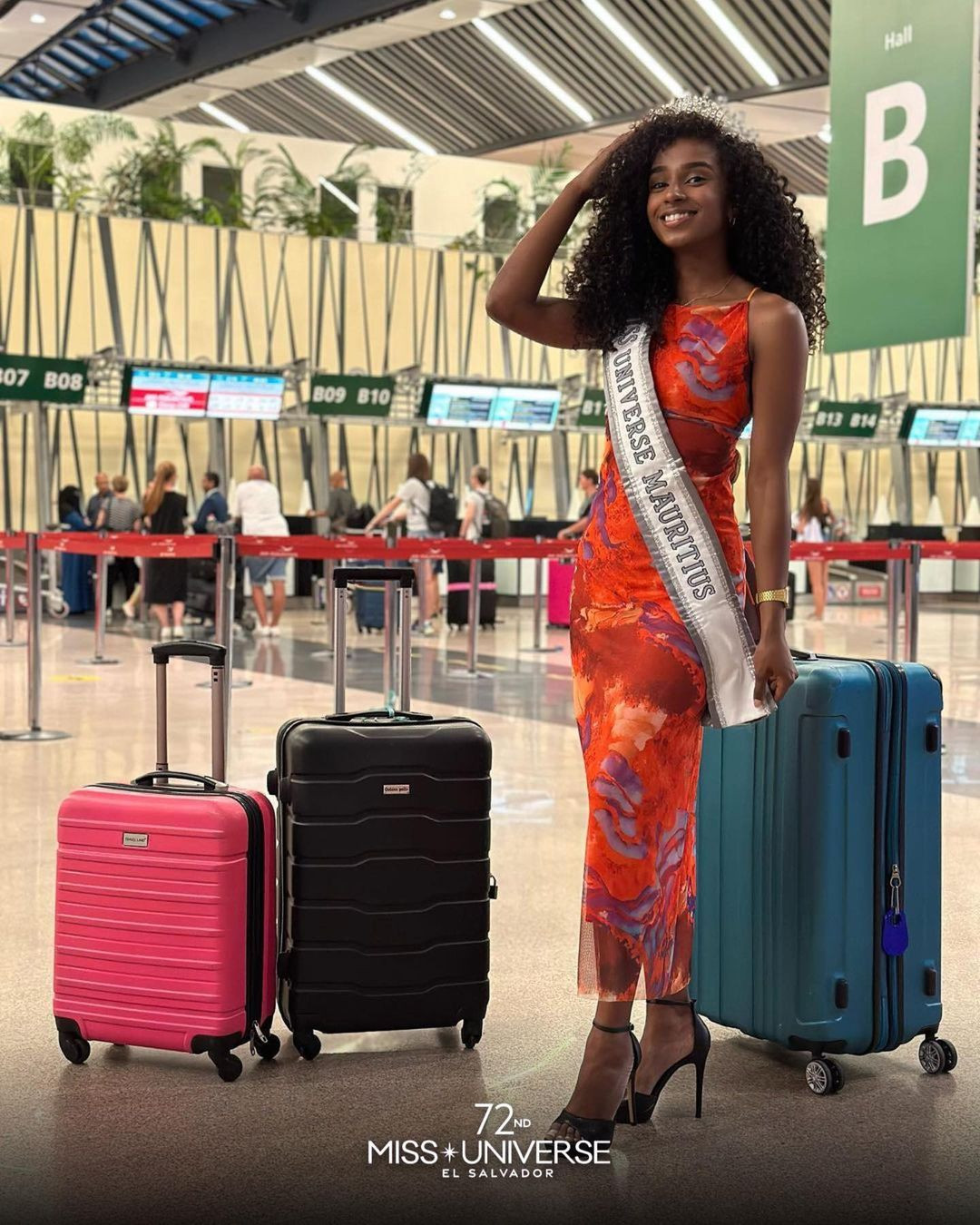 Đại diện Mautirius - Tatiana Beauharnais diện váy hoa rực rỡ ra sân bay.