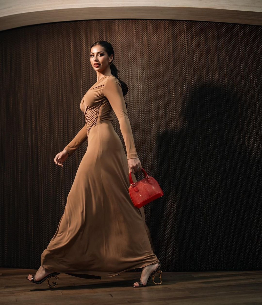 Những trang phục mà Anntonia mặc khi di chuyển sang El Salvador đều kín đáo, thanh lịch. Ở mỗi chặng quá cảnh, cô cũng có photo riêng ghi lại những khoảnh khắc để đăng tải trên trang cá nhân có hơn 1 triệu người theo dõi.