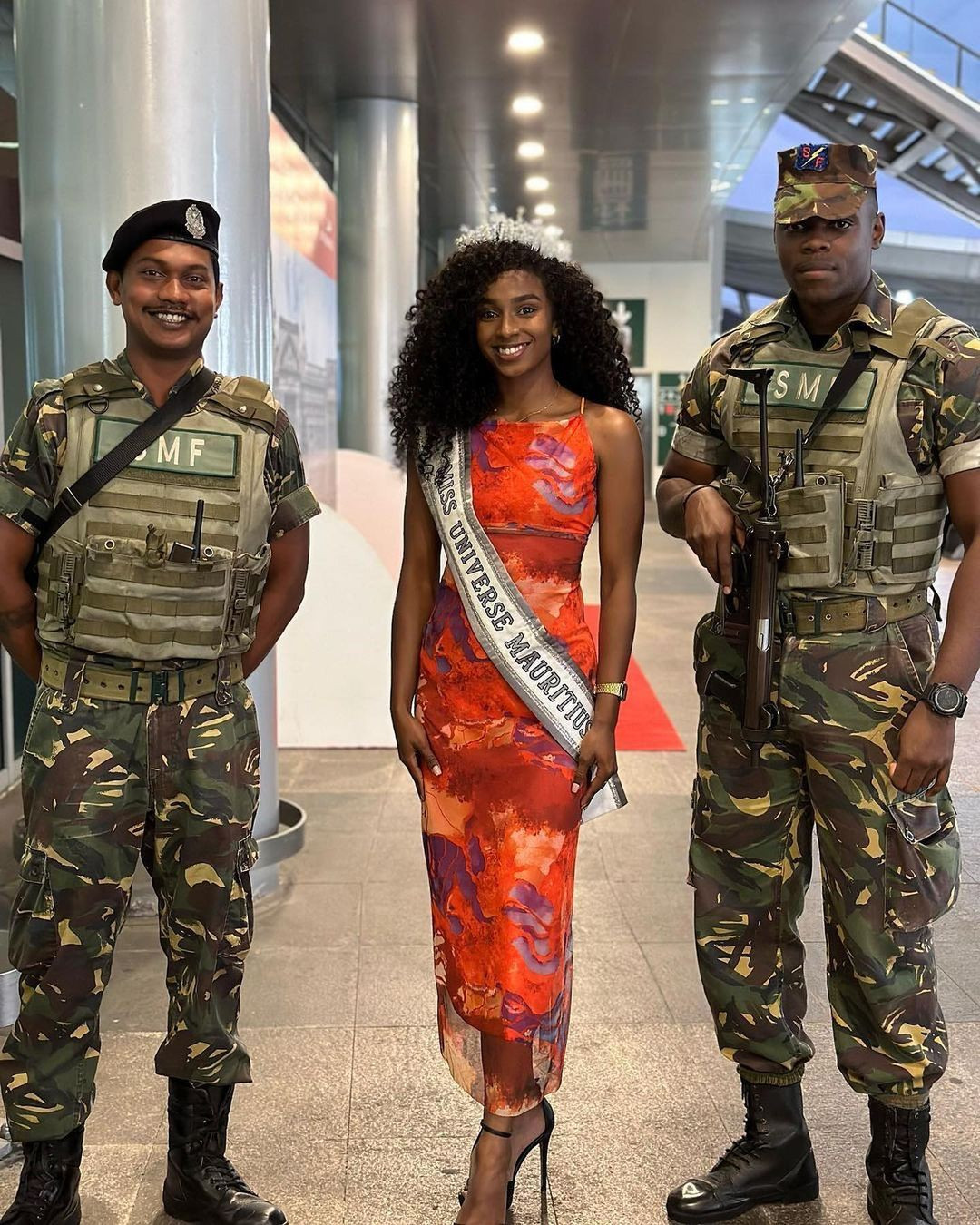 Đại diện Mautirius - Tatiana Beauharnais diện váy hoa rực rỡ ra sân bay.