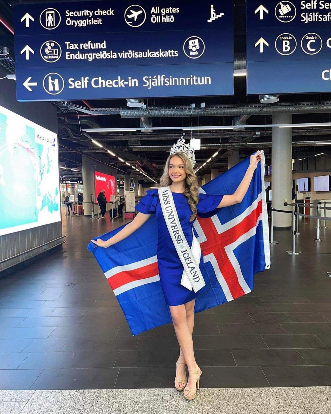 Người đẹp Iceland - Lilia Sif Pétursdóttir mặc váy xanh thanh lịch khi ra sân bay đi thi Hoa hậu Hoàn vũ.