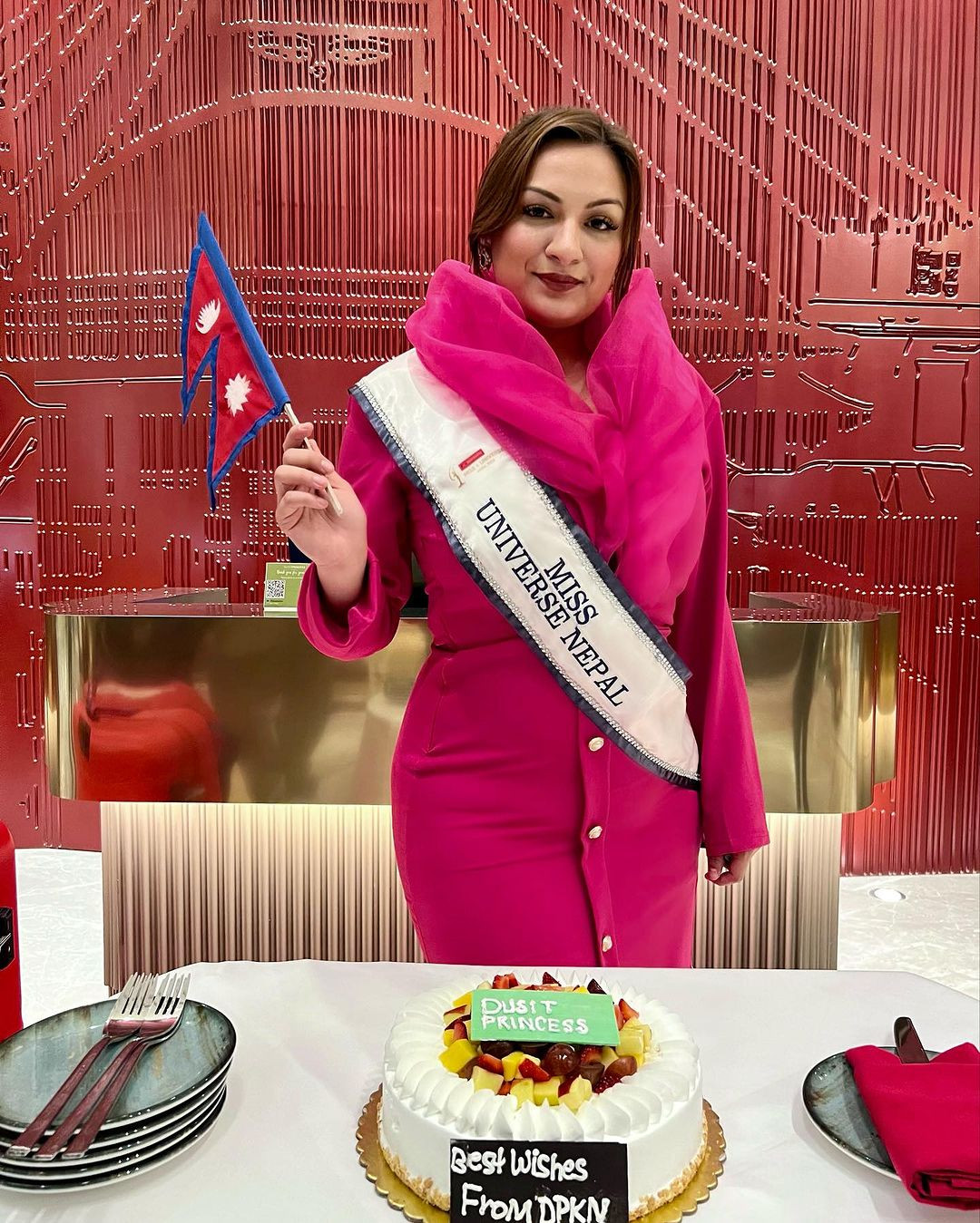 Người đẹp Jane Dipika Garrett - đại diện Nepal diện trang phục tông màu hồng nổi bật ra sân bay. Jane Dipika gây chú ý khi là người đẹp ngoại cỡ đầu tiên giành được danh hiệu quốc gia.