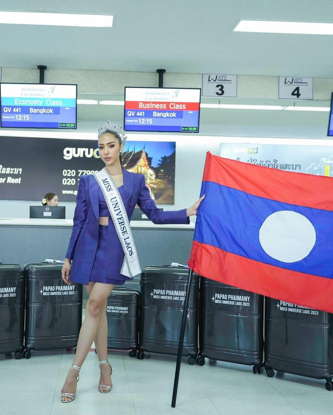 Papao Phaimany Lathsabunthao diện vest xanh, khoe eo thon. Nhiều khán giả cũng ra sân bay để tiễn người đẹp.