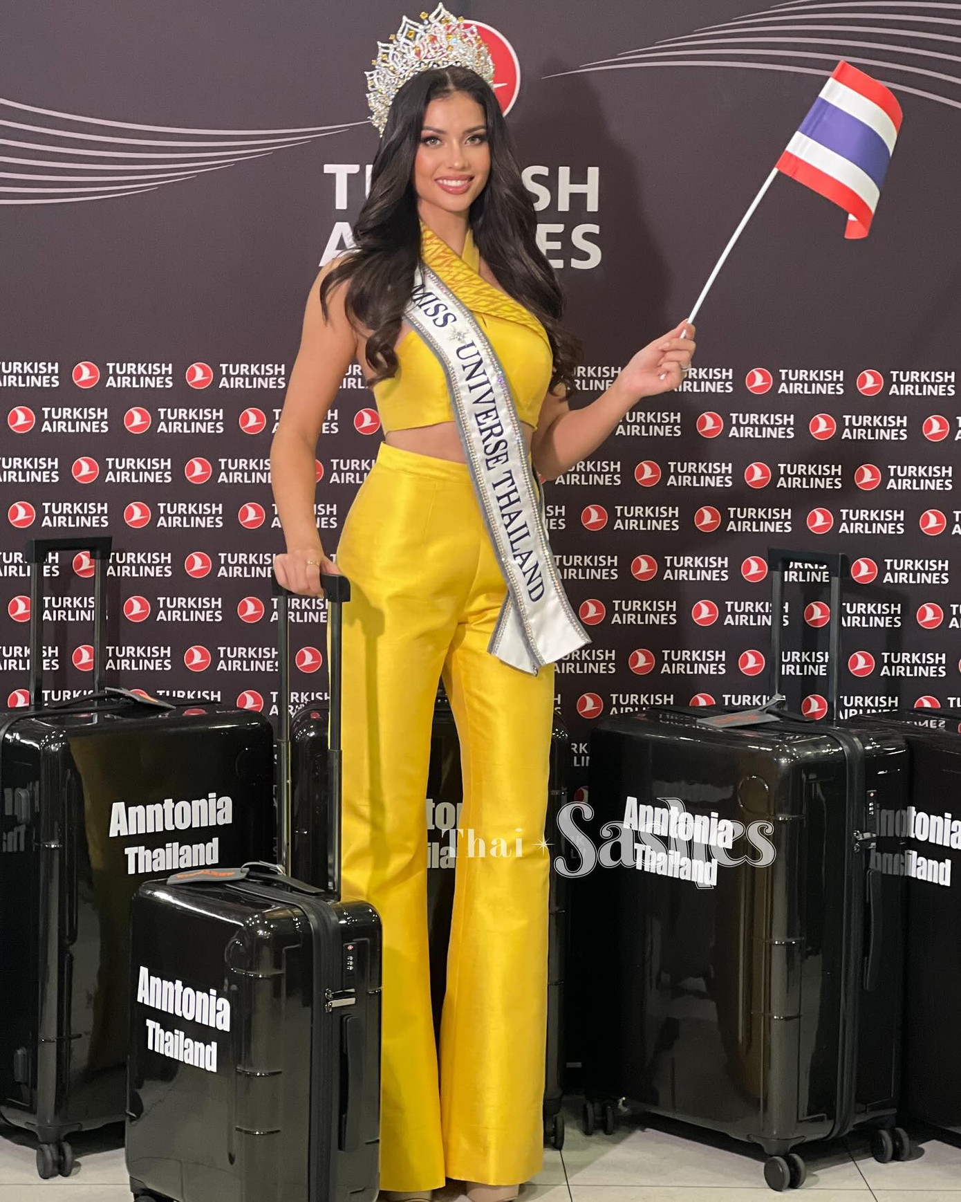 Ngày 26/10, Hoa hậu Hoàn vũ Thái Lan 2023 Anntonia Porsild đã lên đường sang El Salvador tham dự cuộc thi Miss Universe 2023. Cô là một trong những người đẹp đầu tiên khởi hành đi thi.