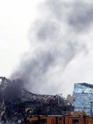 Khói bốc lên từ lò phản ứng số 3 của nhà máy Fukushima hôm 21-3 Ảnh: Jiji Press