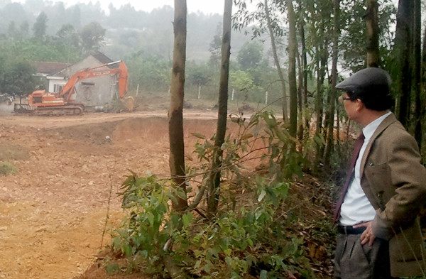 Ông Nguyễn Tiến Khôi, Giám đốc Ban Quản lý Khu di tích Đền Hùng thấy sự việc theo chỉ dẫn của phóng viên.