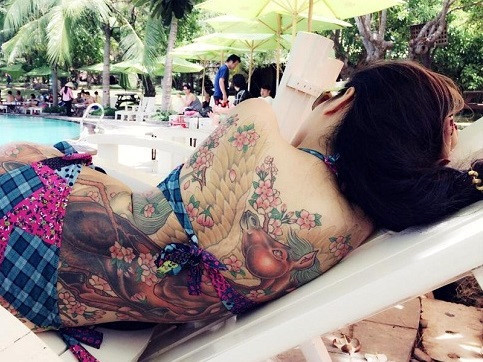 Cô gái Sài Gòn lộ lưng xăm hình chốn công sở gây 'bão' ảnh 1