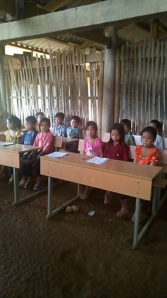 Phía sau bức ảnh học sinh miền núi ngồi xổm khai giảng gây “bão mạng” ảnh 2
